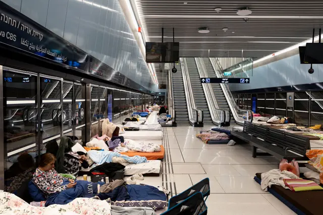 pessoas se abriagaram nesta segunda em uma estação de metrô em Israel