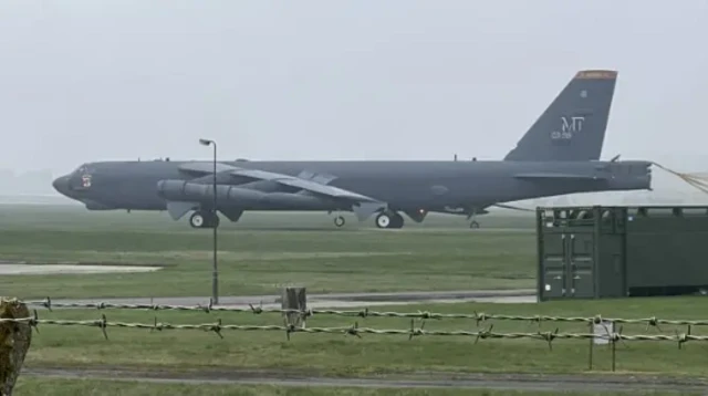 یک جنگنده بی۵۲ ارتش آمریکا در پایگاه فیرفورد بریتانیا