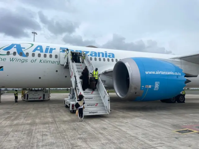 abiria wakichuka kutoka kwenye ndege