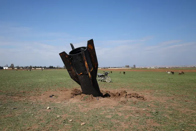 மார்ச் 4 துருக்கி எல்லைக்கு அருகிலுள்ள சிரியாவின் பகுதியில் விழுந்த ஏவுகணையின் படம்