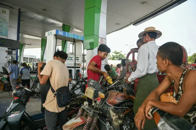 မြန်မာနိုင်ငံက ဓာတ်ဆီဆိုင်တစ်ခုမှာ ဆီထည့်နေကြတဲ့ မြင်ကွင်း (ပုံဟောင်း)