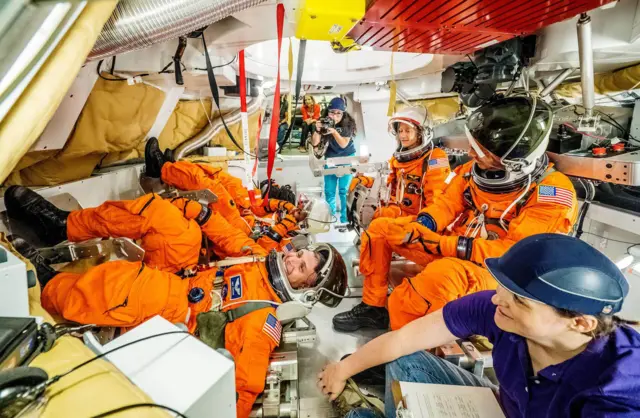 Los astronautas dentre de la cápsula Orión