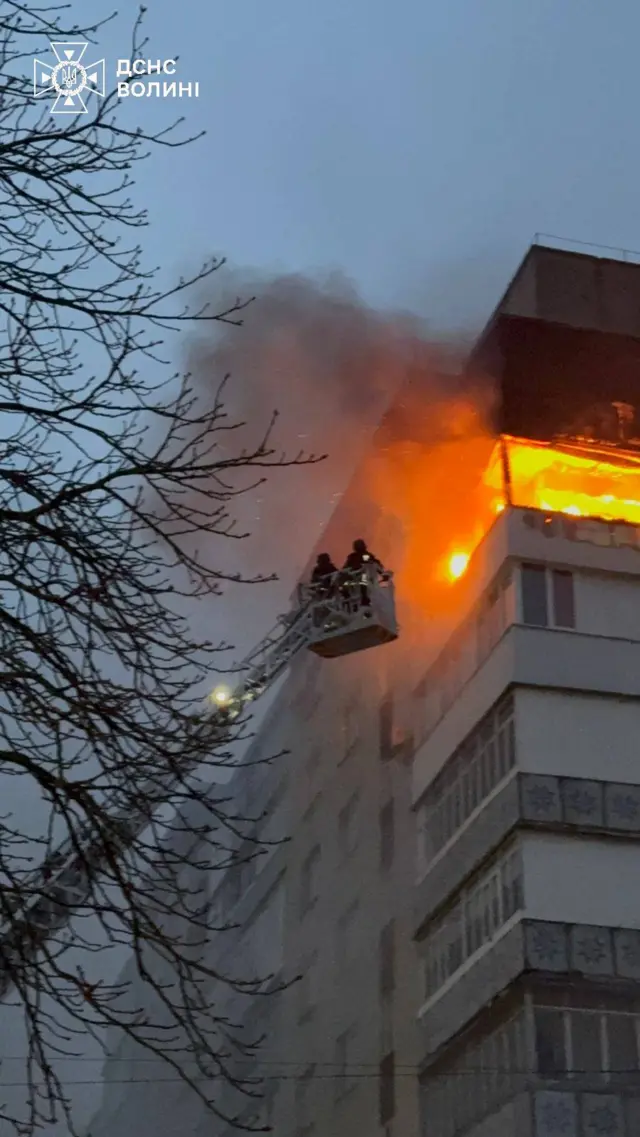Пожар на балконе жилого дома после атаки дронов в Луцке