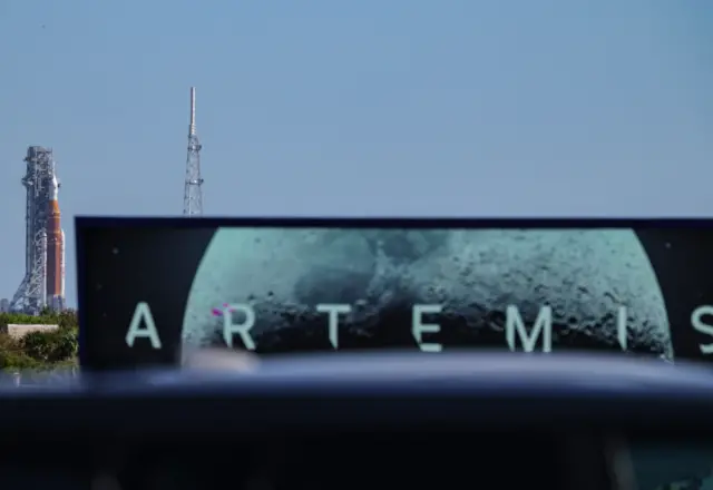 Un letrero que dice Artemis y el cohete en el fondo