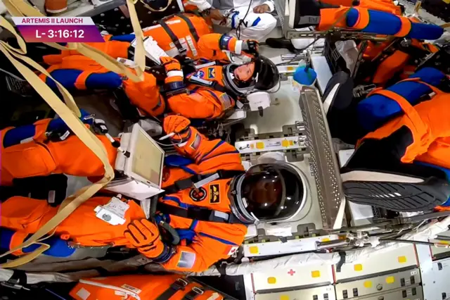Los astronautas al interior de la cápsula Orión