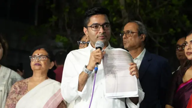 তৃণমূল কংগ্রেসের সর্বভারতীয় সাধারণ সম্পাদক অভিষেক ব্যানার্জী হাতে মাইক নিয়ে বক্তব্য দিচ্ছেন