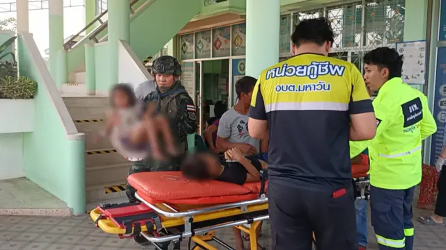 မြန်မာဘက်က လက်နက်ကြီးကျည်ကျလို့ ထိုင်းနိုင်ငံဘက်က ဒဏ်ရာရသူတွေကို ကူညီပေးနေကြတာပါ