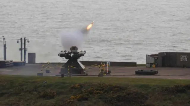 Sawirkan waxaa la qaaday 2024 wuxuu muujinayaa nidaamka difaaca hawada degdega ah ee Sentry oo lagu ridayo Range Difaaca Hawada ee Manorbier, Pembrokeshire