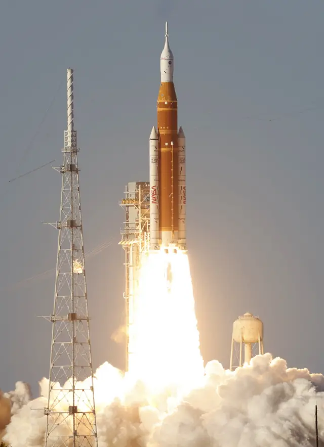 El cohete con la misión Artemis II al despegar