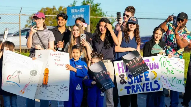 Una multitud reunida en Florida para ver el despegue de la misión Artemis II