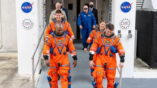 Los astronautas camino al sitio de lanzamiento