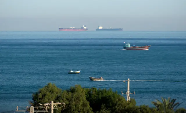 ইরানের কেশম দ্বীপের কাছে হরমুজ প্রণালি দিয়ে মাছ ধরার নৌকা ও পণ্যবাহী কনটেইনার জাহাজ চলাচল করছে