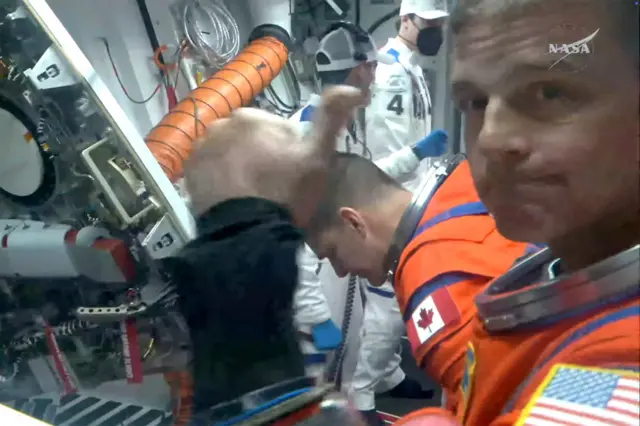 Los astronautas al interior de la cápsula Orión