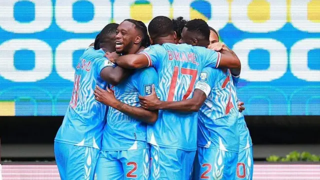 Abakinnyi benshi b'ikipe y'igihugu y'umupira w’amaguru ya DRC bahoberanye bishimira intsinzi y'igitego 1-0 mu mukino na Jamaica wo gushaka itike yo kujya mu mikino ya nyuma y'igikombe cy'isi.