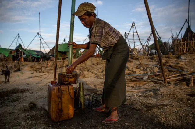 ပဲခူးတိုင်း၊ မင်းလှမြို့နယ်က ရေနံလုပ်သား ( ပုံဟောင်း)