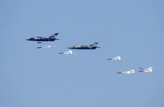 စစ်တပ်ရဲ့ တိုက်လေယာဉ် သရုပ်ပြမြင်ကွင်း (ပုံဟောင်း)