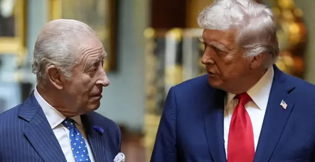 Ifoto igaragaza Perezida Trump aganira arebana mu maso n’umwami w’Ubwongereza Charles.