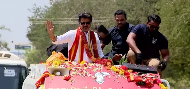 காரைக்குடி பரப்புரையில் பேசாமல் திரும்பிய விஜய்