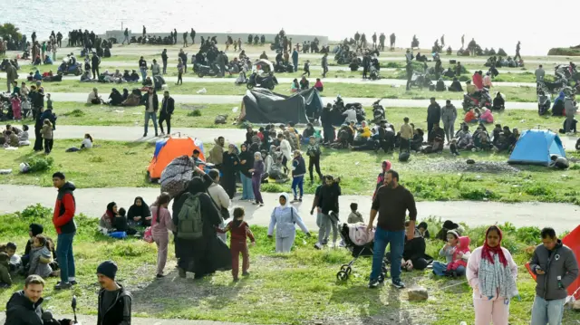 نازحون يفترشون الأرض بعد تركهم منازلهم جراء إنذار إسرائيلي.