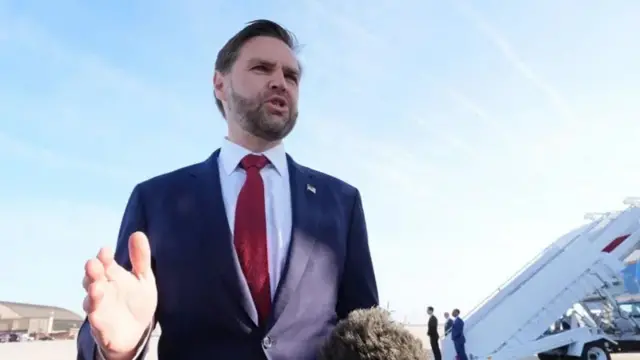 එක්සත් ජනපද උප ජනාධිපති ජේ.ඩී. වැන්ස් පකිස්ථානයේ පැවැත්වෙන ඇමෙරිකා සහ ඉරාන සාකච්ඡාවලට එක්වීම සඳහා මීට සුළු මොහොතකට පෙර එයාර් ෆෝස් ටූ ගුවන් යානයට ගොඩවුනා.