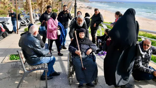 نازحون يفترشون الأرض بعد تركهم منازلهم جراء إنذار إسرائيلي.