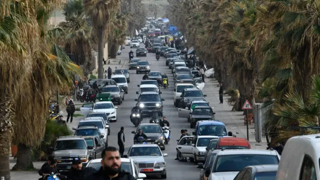 مواكب من السيارات جراء نزوح من منطقة هددها الجيش الإسرائيلي.