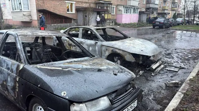 Сгоревшие автомобили во дворе попавшего под удар дома