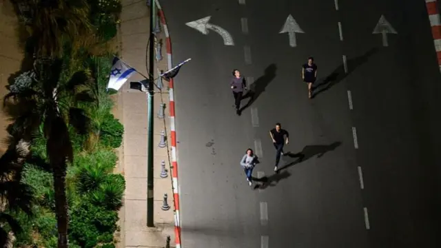 গত রাতে ইসরায়েলের তেল আবিবে তোলা ছবিতে দেখা যাচ্ছে, লেবাননের হিজবুল্লাহর পক্ষ থেকে হামলার সতর্কবার্তা পাওয়ার পর বাসিন্দারা আশ্রয়ের সন্ধানে ছুটছেন।