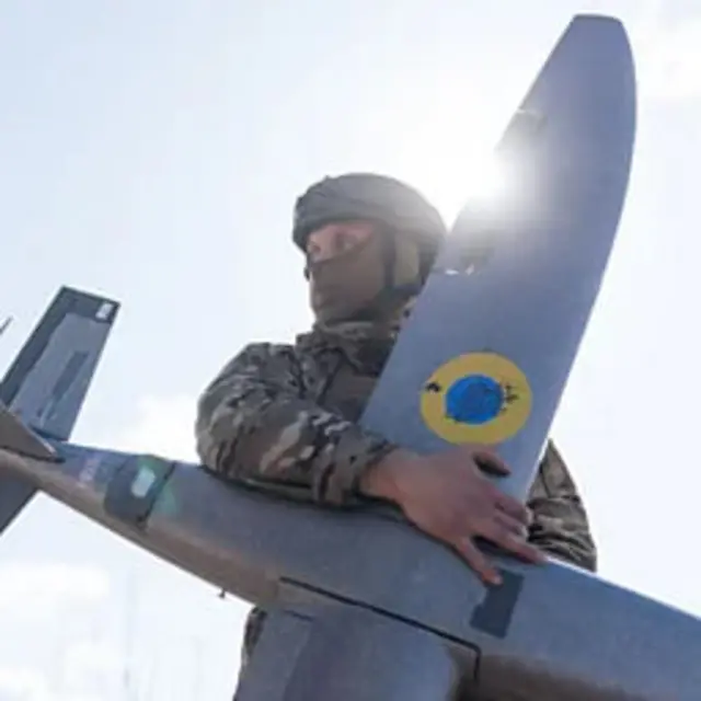 Украинский военные с беспилотником