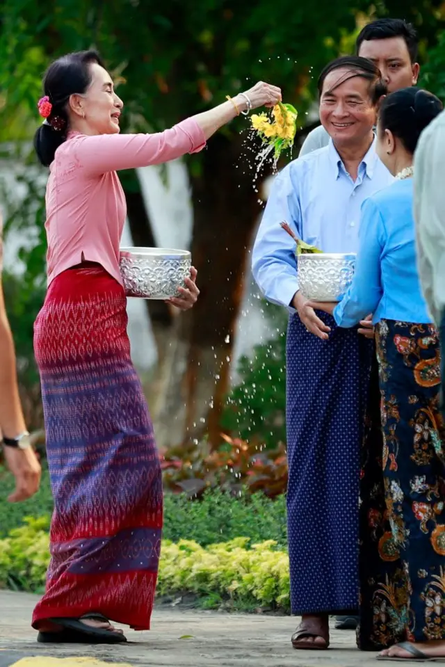 ၂၀၁၈ ခုနှစ် သင်္ကြန်မှာတွေ့ရတဲ့ နိုင်ငံတော်အတိုင်ပင်ခံ ဒေါ်အောင်ဆန်းစုကြည်နဲ့ သမ္မတဦးဝင်းမြင့်