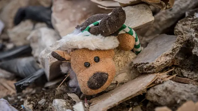 बेरूत में मलबे के बीच एक खिलौना (तस्वीर 9 अप्रैल)