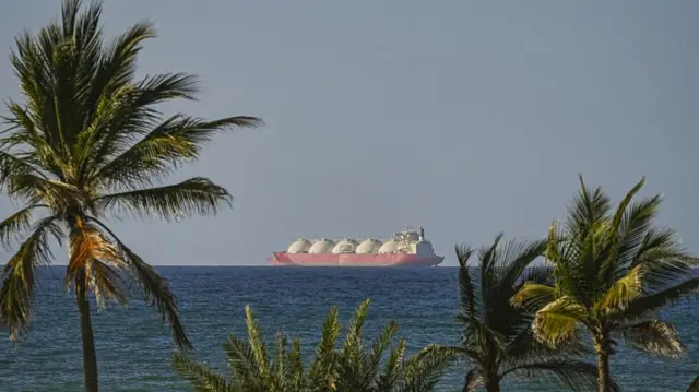 दो हफ़्ते के युद्धविराम के बाद होर्मुज़ स्ट्रेट से जहाज़ों को गुज़रते देखा गया (8 अप्रैल की तस्वीर)