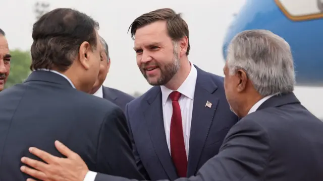 جی‌دی ونس در هنگام ورود به پاکستان