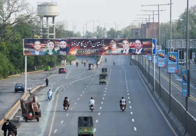 Bango lililo na ujumbe "Pakistan, Mlinzi wa Amani," likiwa na picha za viongozi wa kisiasa wa Pakistan, Mkuu wa Jeshi Asim Munir, Waziri Mkuu Shehbaz Sharif, na Waziri Mkuu wa zamani Nawaz Sharif, Lahore, Pakistani, Aprili 11.