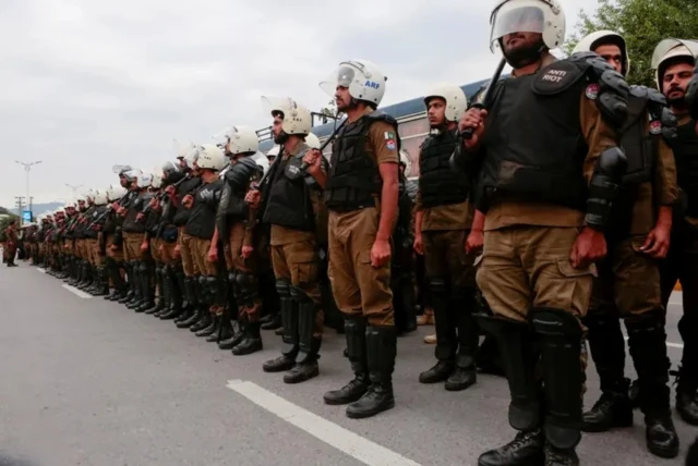 Maafisa wa usalama wakishika doria kwenye barabara inayoelekea Hoteli ya Serena ambako mazungumzo yanatarajiwa kufanyika leo, Islamabad, Pakistan, Aprili 11.