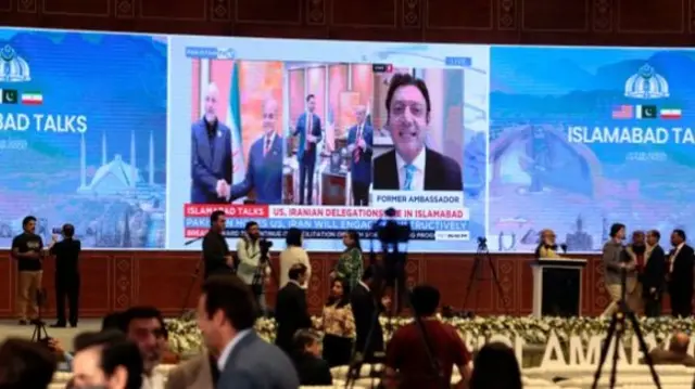 ইসলামাবাদে মার্কিন-ইরান শান্তি আলোচনার সংবাদ সংগ্রহের জন্য মিডিয়া সেন্টারে সাংবাদিকরা