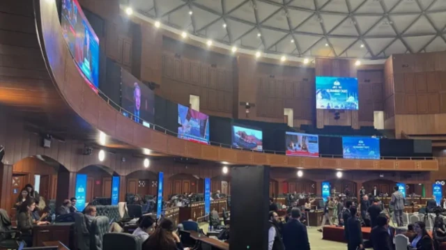 نُقل الصحفيون عبر عدة نقاط تفتيش قبل دخول مركز المؤتمرات، حيث تنتشر قوات أمن مسلحة، ويحتشد عشرات الصحفيين من مختلف دول العالم لتغطية المحادثات.