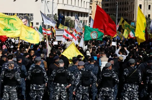 أنصار حزب الله يحتجون على الحكومة والمفاوضات مع إسرائيل، بيروت، لبنان - 11 أبريل 2026