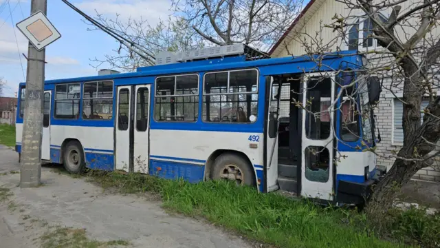 Фотография атакованного дроном троллейбуса