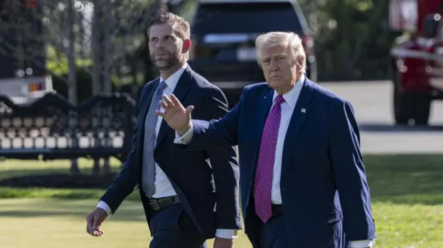 ፕሬዝዳንት ትራምፕ በትናንትናው ዕለት ከልጃቸው ኤሪክ ጋር ከዋይት ሀውስ ሲወጡ