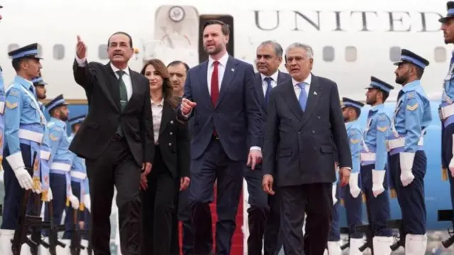 محمد إسحاق دار، على يمين هذه الصورة، استقبل فانس عند وصوله