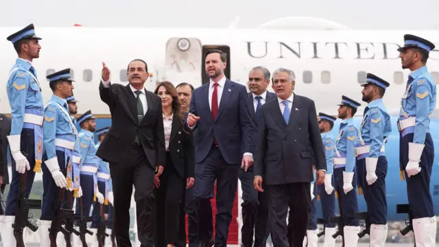 የአሜሪካው ምክትል ፕሬዝዳንት ጄዲ ቫንስ በፓኪስታን ባለሥልጣናት አቀባበል ሲደረግላቸው