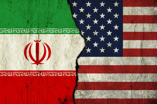 العلم الأمريكي والعلم الإيراني