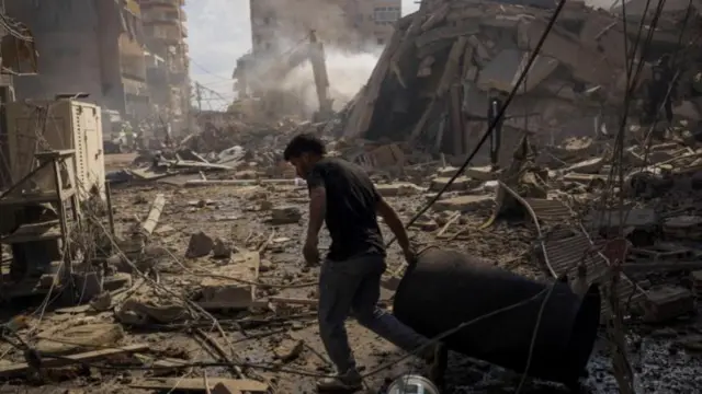 أعلنت وزارة الصحة اللبنانية أن موجة من الغارات الجوية الإسرائيلية يوم الأربعاء أسفرت عن مقتل ما لا يقل عن 300 شخص في لبنان. وتُظهر هذه الصورة بعض الدمار الذي لحق بمدينة صور اللبنانية.