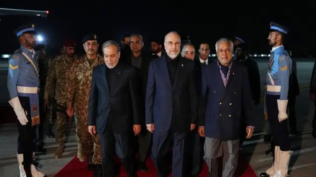 የኢራንን ተደራዳሪ ቡድን የሚመሩት የፓርላማ አፈ ጉባኤው ሞሐማድ ባገር ጋሊባፍ (መሐል) እና የውጭ ጉዳይ ሚኒስትሩ አባስ አራግቺ (ግራ) ከድርድሩ አስቀድሞ ፓኪስታን ገብተዋል