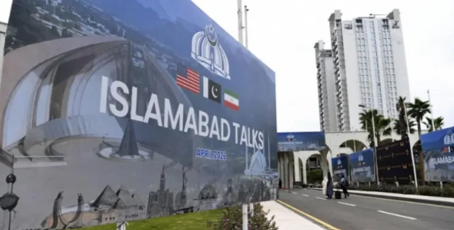 يحيط بمركز المؤتمرات لوحات إعلانية كبيرة تحمل أعلام الولايات المتحدة وإيران وباكستان، إلى جانب عبارة "محادثات إسلام آباد"، فيما تُعرض على شاشات ضخمة تغطيات إخبارية من وسائل إعلام دولية داخل القاعة الرئيسية.