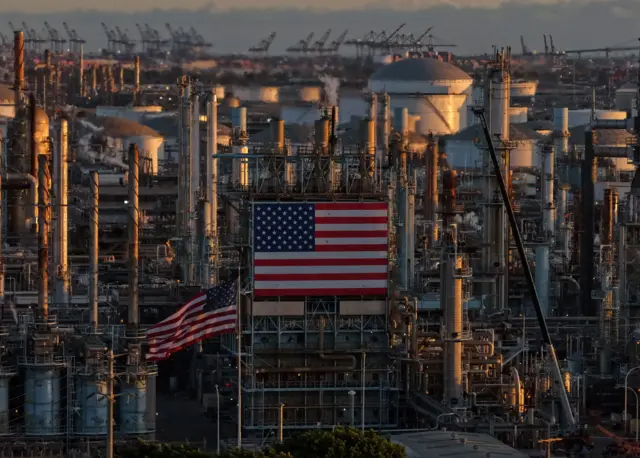 مصفاة لوس أنجلوس التابعة لشركة ماراثون بتروليوم في 2 أبريل/نيسان 2026 في كارسون، كاليفورنيا.