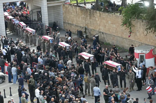 تشييع عناصر جهاز أمن الدولة اللبناني، الذين قُتلوا في غارة إسرائيلية في مدينة النبطية جنوب البلاد أسفرت عن مقتل 13 من عناصره.