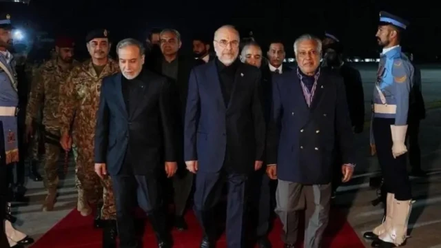 Wajumbe wa Iran, akiwemo Spika wa Bunge Mohammad Bagher Ghalibaf (katikati) na Waziri wa Mambo ya Nje wa Iran Abbas Araghchi (kushoto) waliwasili Islamabad mapema leo.