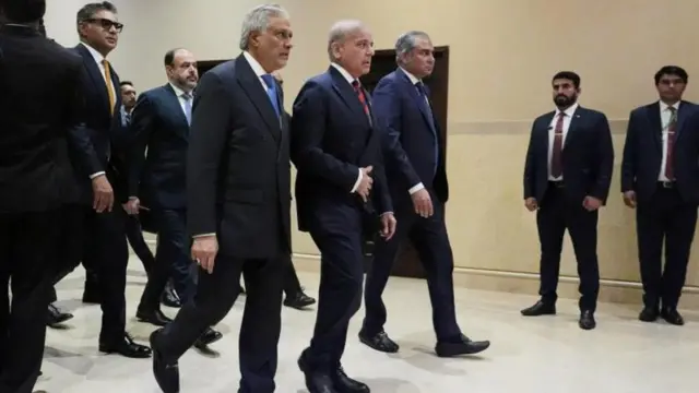 محمد اسحاق دار، وزیر امور خارجه پاکستان، شهباز شریف، نخست وزیر و محسن نقوی، وزیر کشور، با جی دی ونس، معاون رئیس جمهور آمریکا گفتگو کردند